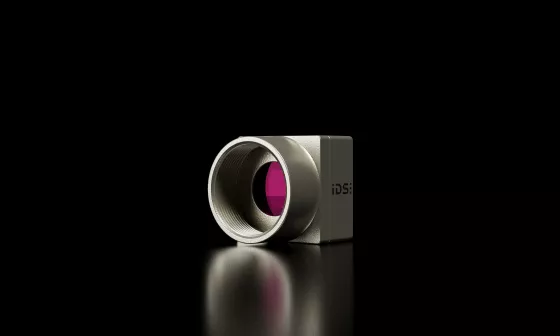 Petite caméra industrielle uEye XCP devant un arrière-plan sombre