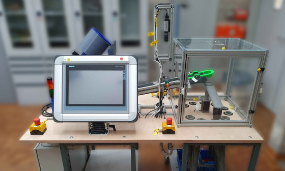 Montage expérimental d'une machine de tri de briques de serrage avec une caméra IDS et un écran