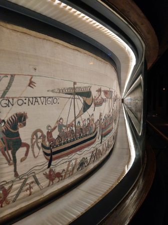 Tapisserie de Bayeux éclairée par des lumières