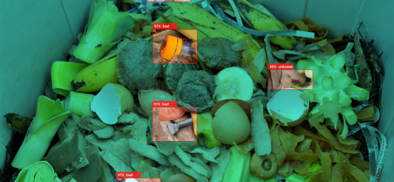 Les caméras industrielles IDS détectent les déchets plastiques comme matière étrangère parmi les déchets biologiques dans un conteneur ouvert.
