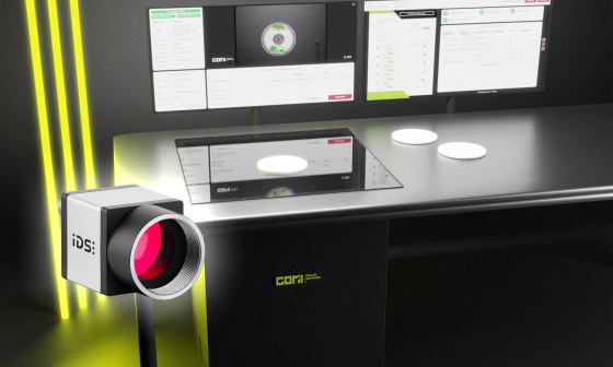 COMI Label Reader utilisé comme scanner de bureau, à gauche trois bandes LED jaunes, caméra uEye par devant.
