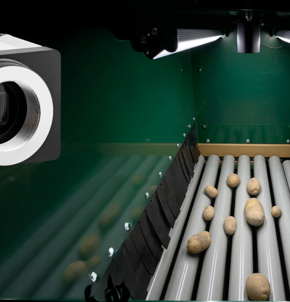 Système de tri des pommes de terre basé sur l’IA, équipé d’une caméra industrielle robuste, pour le contrôle optique de la qualité lors de la transformation à la ferme.