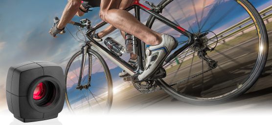 Un cycliste sur un vélo vu de dessous et de derrière, à gauche se trouve une caméra uEye