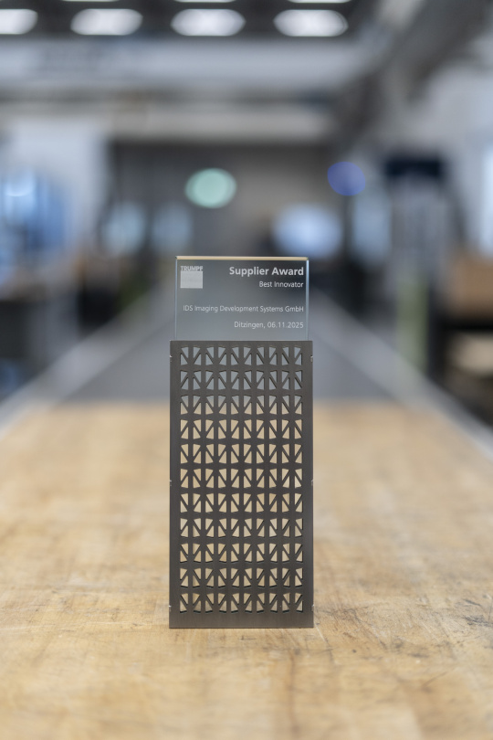TRUMPF Supplier Award Best Innovator décerné à IDS Imaging Development Systems GmbH – une distinction moderne sur une table en bois, symbole de l'innovation