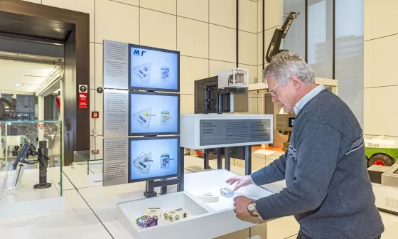Une caméra IDS dans une station pratique sur le traitement de l'image complète l'exposition sur la robotique au Deutsches Museum de Munich