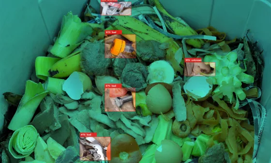 Les caméras industrielles IDS détectent les déchets plastiques comme matière étrangère parmi les déchets biologiques dans un conteneur ouvert