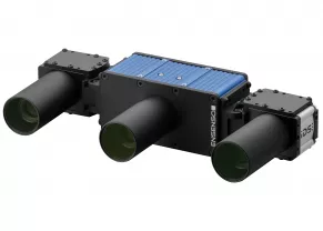 Vue de face de la caméra 3D bleue et noire Ensenso X, équipée latéralement d'une caméra industrielle IDS et d'un objectif