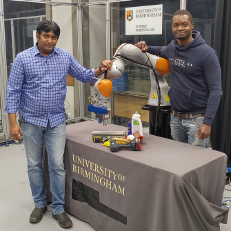 Naresh Marturi, chercheur senior, et Maxime Adjigble, ingénieur de recherche en robotique