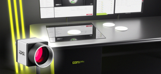 COMI Label Reader utilisé comme scanner de bureau, à gauche trois bandes LED jaunes, caméra uEye par devant.