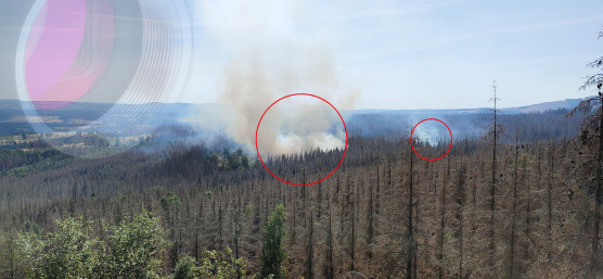 Feu de forêt marqué en rouge, en haut à gauche estompée se trouve une caméra industrielle IDS