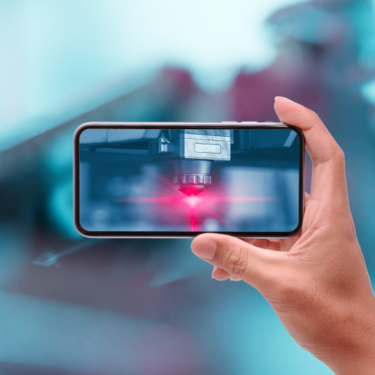 La main lève le téléphone portable à l'horizontale, une lumière rouge s'allume sur le téléphone portable.