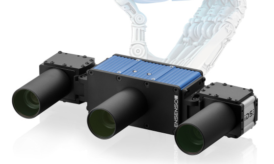 Caméra Ensenso série X et, en arrière-plan, une main robotique tenant une inscription « 3D