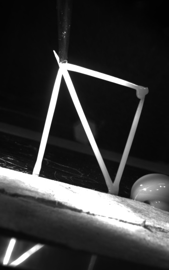 Une structure à colombages achevée en apesanteur - détail filmé par la caméra IDS [Image : AIMIS-FYT]