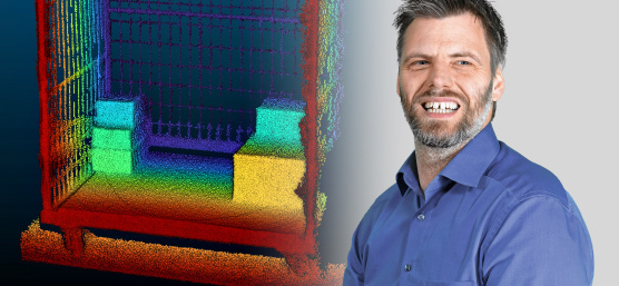 Le chef de produit rayonnant de joie tient la caméra Nion 3D dans sa main, avec un nuage de points en arrière-plan.