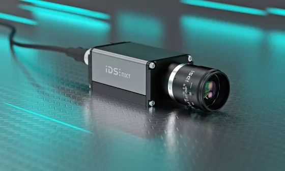 Caméra industrielle IDS NXT malibu avec objectif et câble connecté