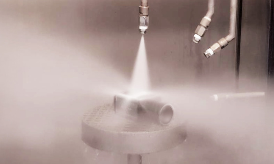 Caméra industrielle exposée de tous côtés à de puissants jets d'eau dans une installation de pulvérisation