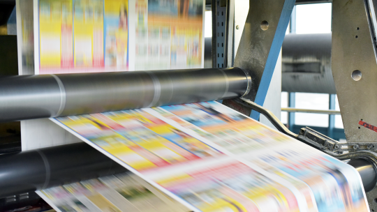 Presse d'impression haute vitesse avec feuilles couleur en mouvement