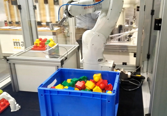 Cellule robotisée Grip in the box avec objets colorés