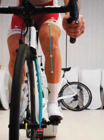 Analyse frontale d'un cycliste dont la position correcte des articulations est examinée à l'aide de lasers.