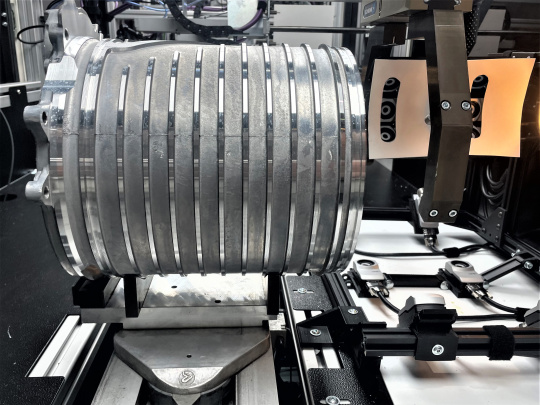 Composant rond en aluminium d'un moteur électrique à l'intérieur d'une cellule d'essai