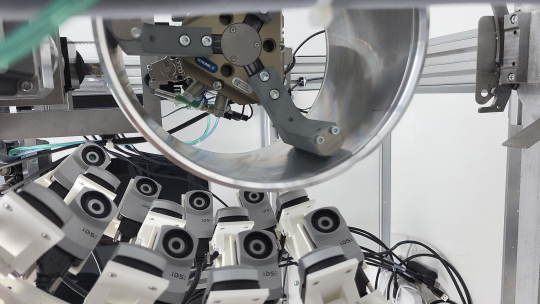 Plus d'une douzaine de caméras IDS uEye XC capturent la surface extérieure d'un composant rond en aluminium.