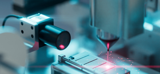 Une caméra IDS surveille un processus laser dans une application industrielle
