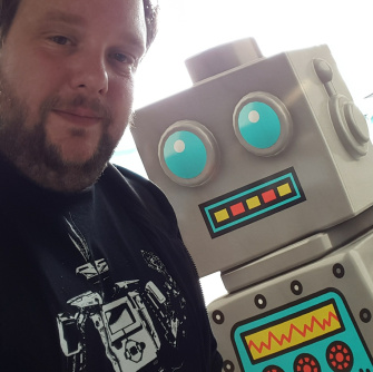 Selfie de Sebastian Trella à côté d'un robot