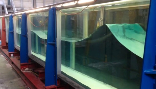 Un récipient en verre qui crée des vagues à l'intérieur.
