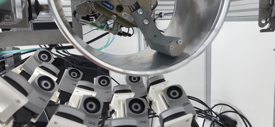 Les caméras IDS uEye XC détectent la surface extérieure d'un composant rond en aluminium.