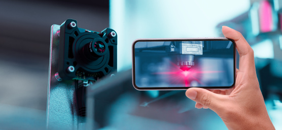 Smartphone affichant le processus d'automatisation, à côté d'une uEye Live caméras de streaming