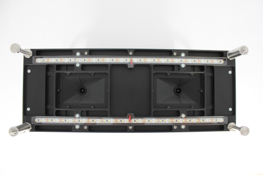 Face inférieure d'un module noir avec barres LED, optiques et poignées métalliques