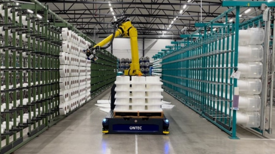 Pick-and-Place de robots dans un hall logistique avec des rouleaux de papier