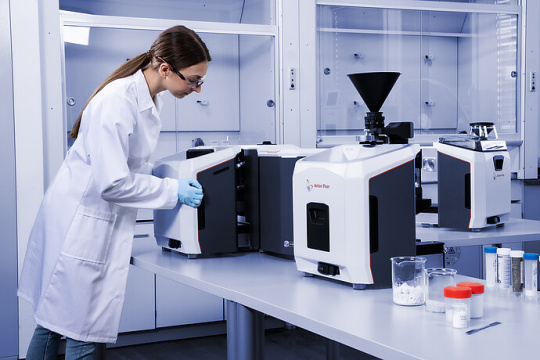Une employée d'un laboratoire remplace l'unité de dispersion de l'appareil d'analyse d'images