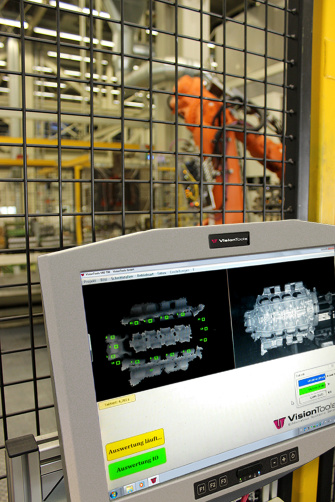 Un écran affiche les résultats de contrôle d'une pièce moulée qui vient d'être produite