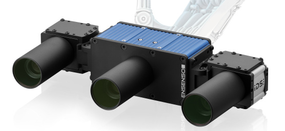 Caméra Ensenso série X et, en arrière-plan, une main robotique tenant une inscription « 3D