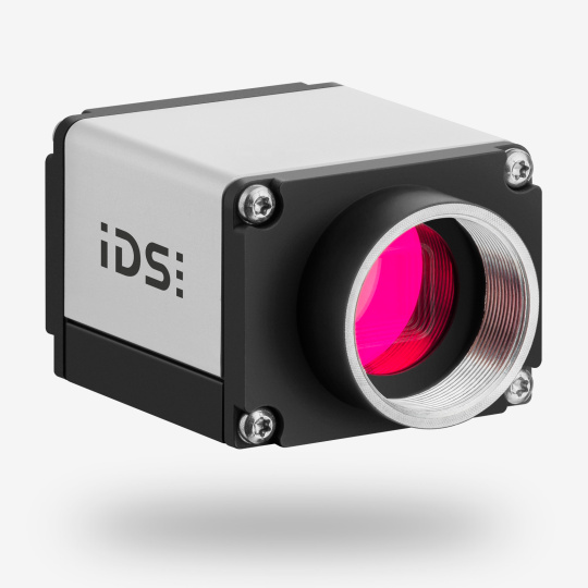 Caméra industrielle IDS uEye SE vue de face inclinée avec le logo IDS.