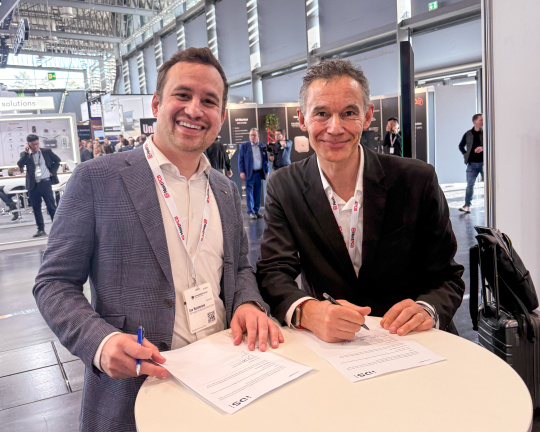 2 hommes d'affaires signent un document
