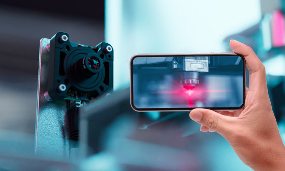 Smartphone affichant le processus d'automatisation, à côté d'une uEye Live caméras de streaming