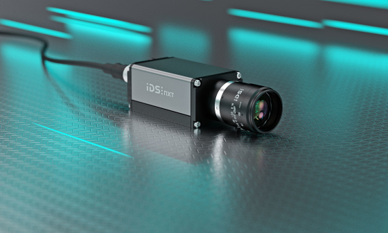 Caméra IDS NXT malibu sur surface métallique