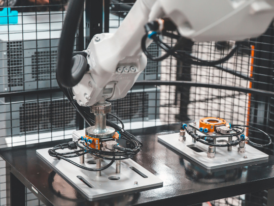 Bras de robot blanc dans une machine équipée d'une caméra uEye+ XLS 2D d'IDS.