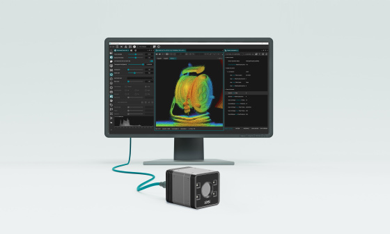 Caméra 3D devant un écran affichant un nuage de points en couleur et une interface logicielle