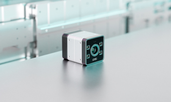 Caméra IDS Nion 3D sur une table, conception compacte pour applications industrielles