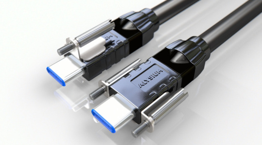 Connecteur USB Type-C à l'arrière gauche avec vissage simple et à l'avant droit avec vissage double