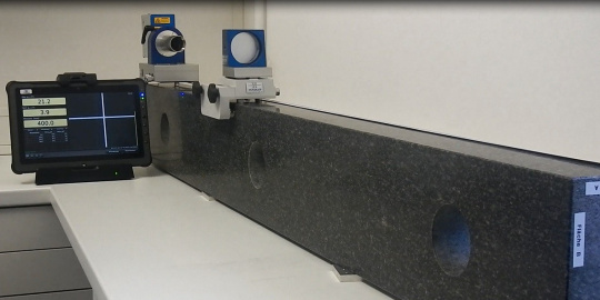 Mesure précise d'une règle pour pierre de 160 cm de long avec 0,5 µm/m