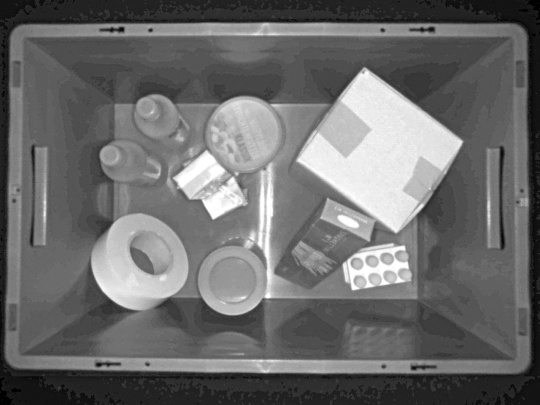 L'image d'intensité en gris de la caméra 3D Nion montre différents objets dans une caisse, vue de dessus.