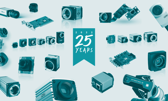 Collage du sceau 25 Years IDS et des caméras IDS autour.