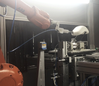Un robot découpe la mousse à l'aide d'un outil de ponçage