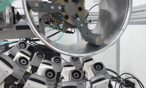 Les caméras IDS uEye XC détectent la surface extérieure d'un composant rond en aluminium.