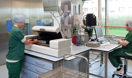 Inspection d'un endoscope par une machine et un laborantin