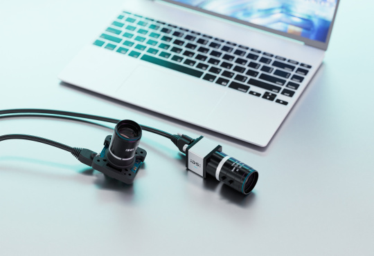 2 caméras de streaming IDS sont placées devant un ordinateur portable.
